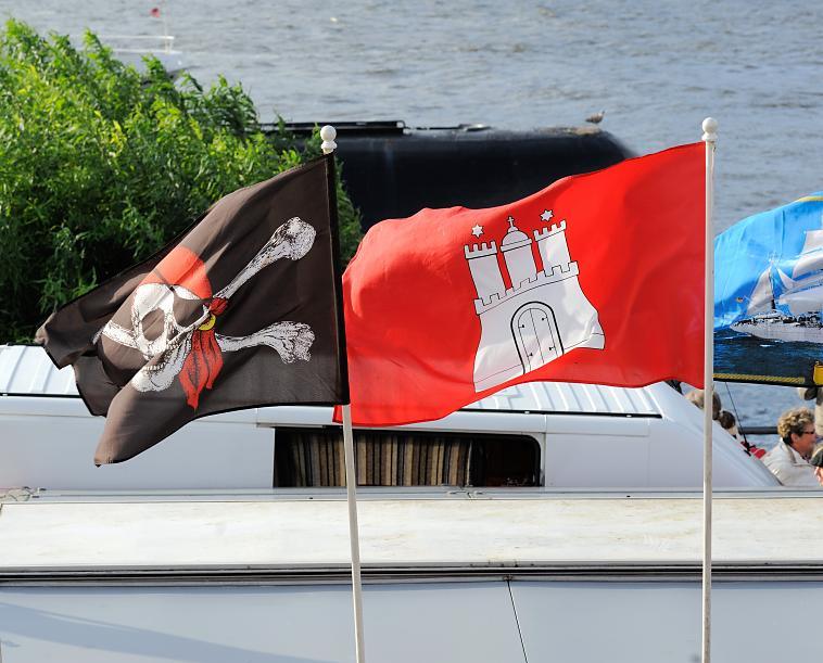 5379_7006 Piratenflagge mit Totenkopf und Hamburg Fahne auf dem Hamburger Fischmarkt. | Altonaer Fischmarkt und Fischauktionshalle